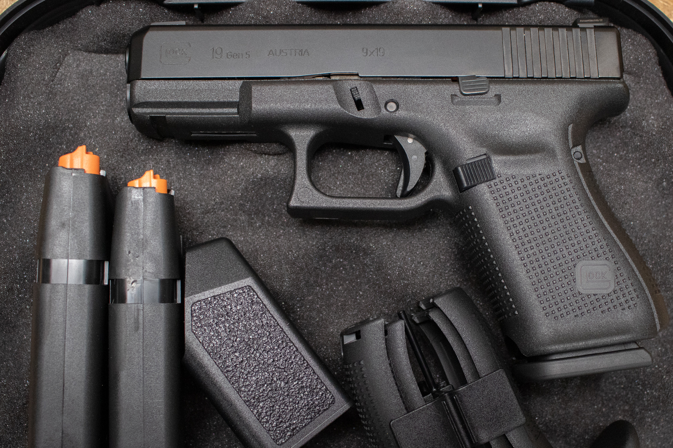 GLOCK 19 Gen5 9mm New In Box, Unissued Police Trade-In Pistol with Night Sights